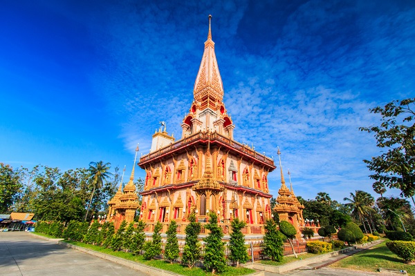 What should I wear when visiting temples in Thailand?